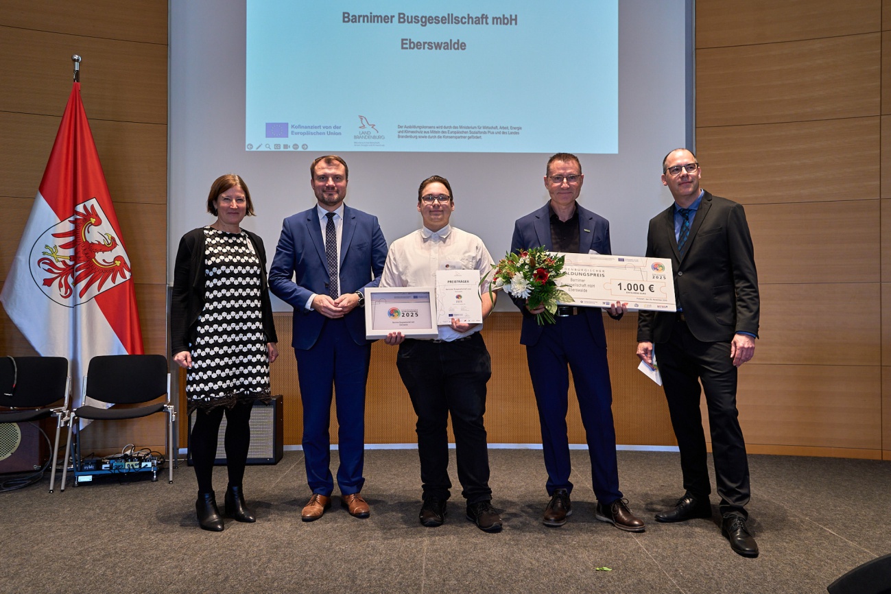 Foto-Unterschrift: Wirtschaftsminister Daniel Keller (zweiter von links) bei der Preisverleihung an Ausbildungsleiter Steffen Groß (zweiter von rechts) und Azubi John Hanisch (Mitte) © Agentur Medienlabor | www.herrschubert.de